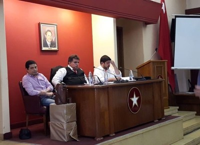 Juntarán firmas para convocar a Constituyente e instalar reelección