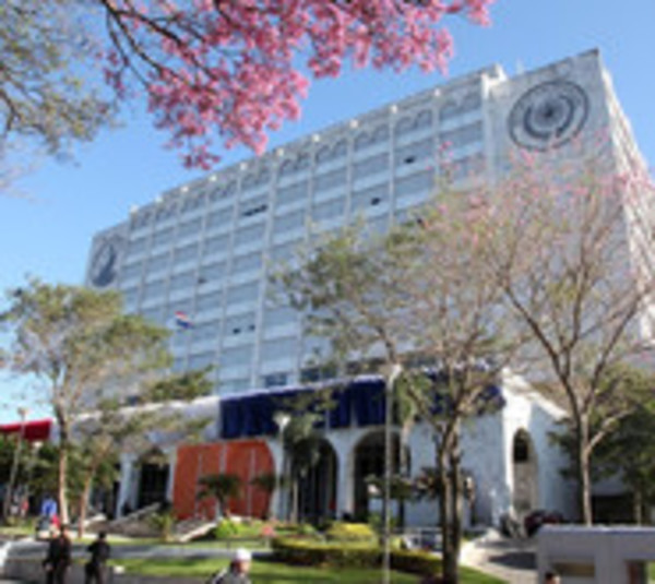 Suspenden a jueces que dieron libertad a expolicía condenado - Paraguay.com