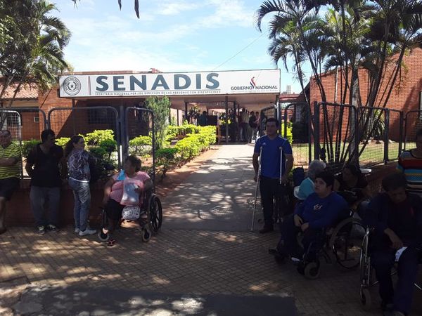 Manifestación frente a la Senadis: denuncian falta de medicamentos - Nacionales - ABC Color