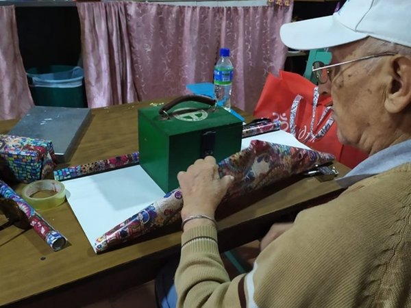 Abuelito cargó una alcancía por años para regalársela a su nieta al cumplir 15