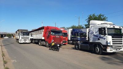 Camiones varados con mercaderías en Puerto Falcón - Nacionales - ABC Color