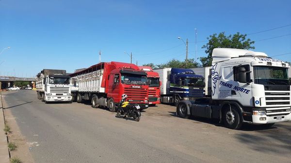 Camiones varados con mercaderías en Puerto Falcón - Nacionales - ABC Color