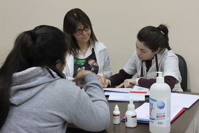 Expertos instan a realizar control de lunares y manchas de piel