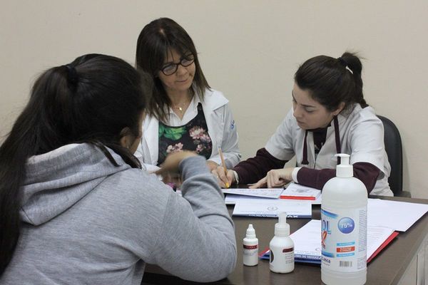 Expertos instan a realizar control de lunares y manchas de piel