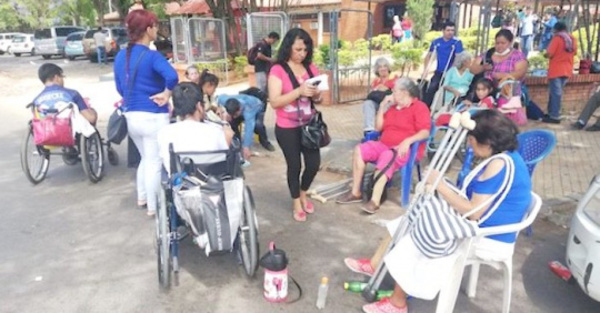 En silla de ruedas y muletas hacen reclamo a Senadis