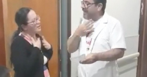 Doctor asiste en lengua de señas a sus pacientes