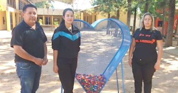 Corazón solidario para juntar tapitas y vencer el cáncer