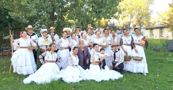 Enseña danza paraguaya ashá