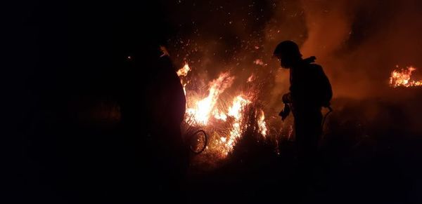 Bomberos de Carapeguá lucharon en condiciones precarias contra incendio de pastizales - Nacionales - ABC Color