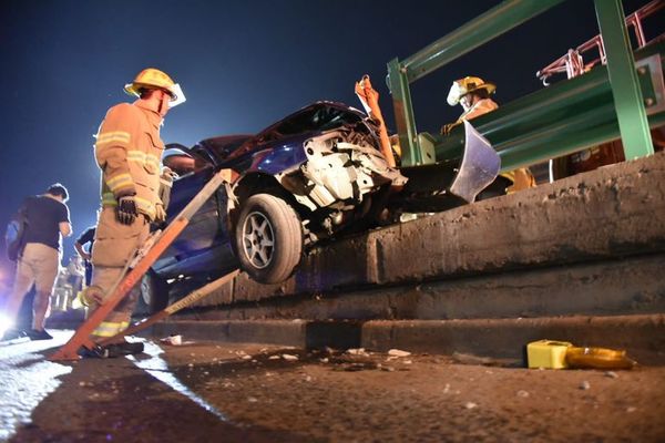 Chocó y quedó incrustado en viaducto de Cuatro Mojones - Nacionales - ABC Color