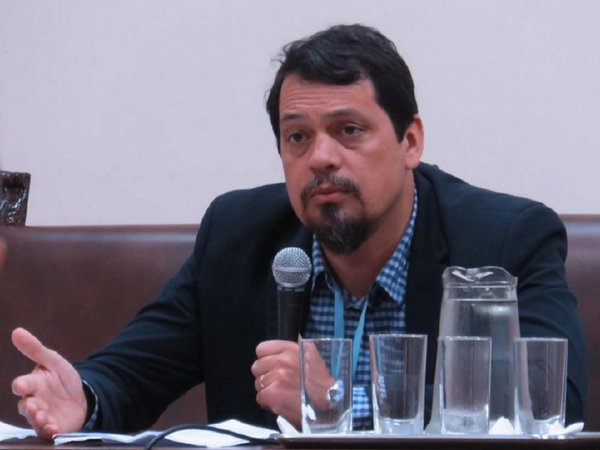 Crece desconfianza en la democracia, afirma analista