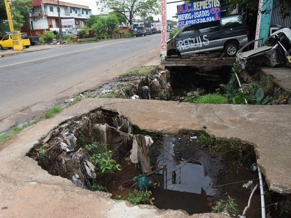 Ruta PY01: Banquinas y aceras destruidas arriesgan a peatones