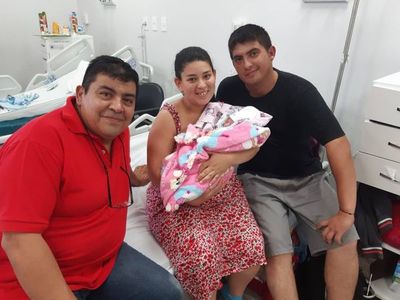 Chofer de MUV ayuda a dar a luz a una bebé