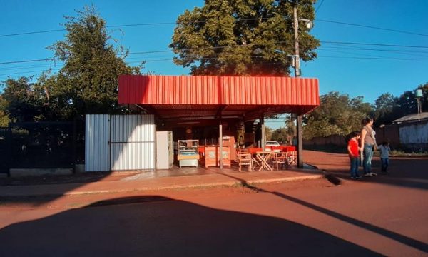 Bartola usurpa vereda con un copetín frente a su casa en Presidente Franco