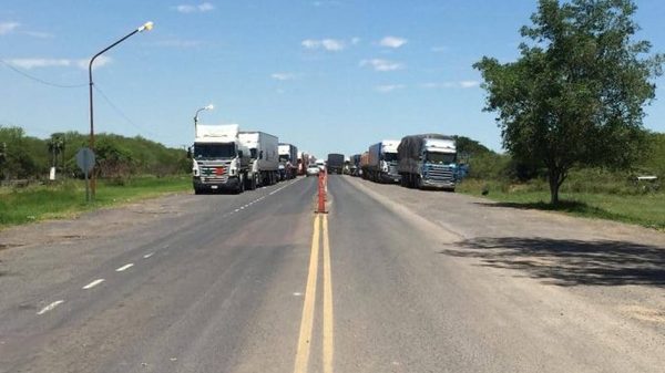 Camiones paraguayos, con paso bloqueado en Clorinda