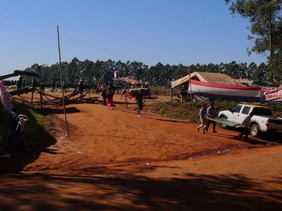 Repatriación: Campesinos abandonan pacíficamente inmueble y evitan desalojo violento - ADN Paraguayo