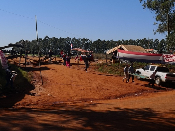Repatriación: Campesinos abandonan pacíficamente inmueble y evitan desalojo violento - ADN Paraguayo