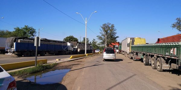 Protesta de productores argentinos deja más de 50 camiones paraguayos varados