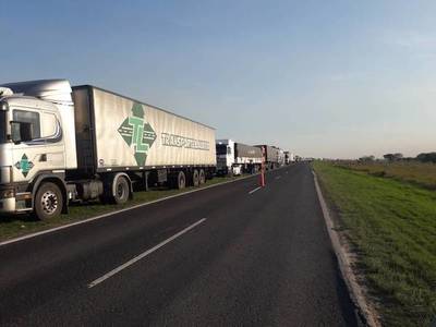 Productores argentinos denuncian 'monopolio' y cierran paso a camiones paraguayos