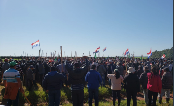 HOY / Campesinos abandonan predio tras inminente desalojo pero seguirán presionando