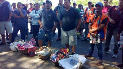 Vendedores ambulantes reclaman subir a buses diferenciales
