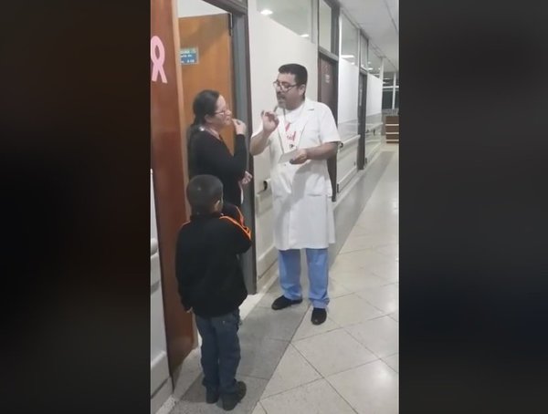 Doctor con todas las letras: Atendió a su paciente en lenguaje de señas | Noticias Paraguay