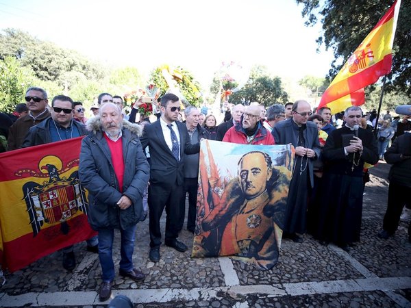 Restos de Franco llegan a El Pardo para entierro definitivo