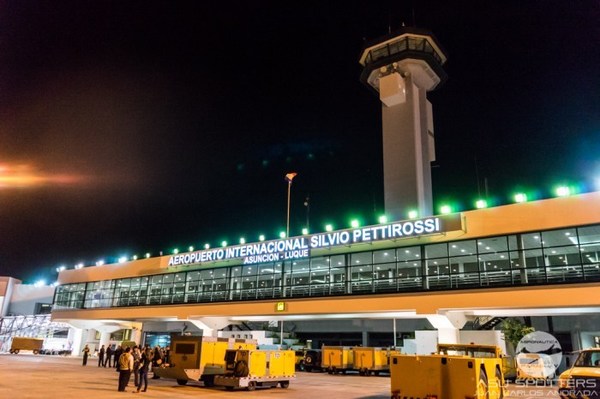 Una mujer volvía de España y murió al descender en el aeropuerto - ADN Paraguayo