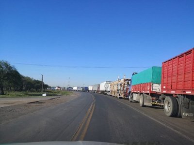 Gobierno busca destrabar conflicto para ingreso de camiones a Argentina