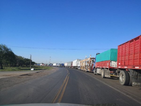 Gobierno busca destrabar conflicto para ingreso de camiones a Argentina
