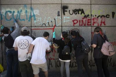 Ministros chilenos dicen que militares protegen los DD.HH, no los violan