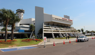 HOY / Avión llegó al aeropuerto, la mujer se levantó para tomar sus cosas, luego cayó y murió