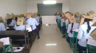 ¡Medidas son medidas! Ponen cajas en la cabeza de alumnos para evitar copiatines