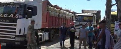 Camioneros paraguayos estancados en Puerto Falcón desde hace tres días | Noticias Paraguay