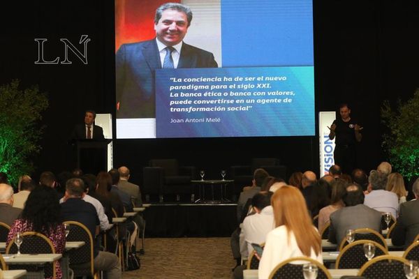 Referente de la Banca Ética compartió sus experiencias