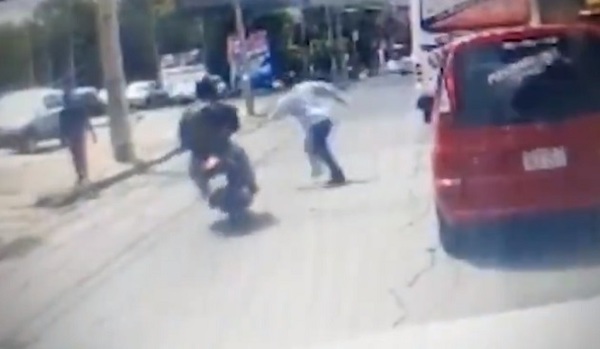 Video retrata momento en que peatón choca a motociclista