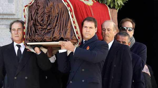 Cava y gritos de "viva la República" celebran exhumación de Franco en Madrid » Ñanduti