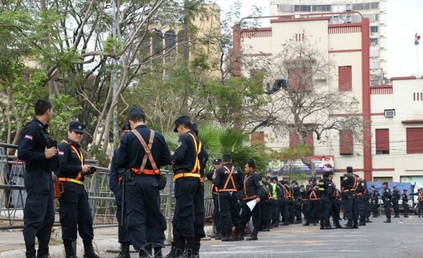 HOY / Reclaman pago de salarios a policías recién egresados