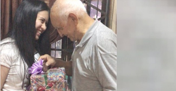 Abue le regaló sus ahorros  a su nieta ¡por sus 15 años !