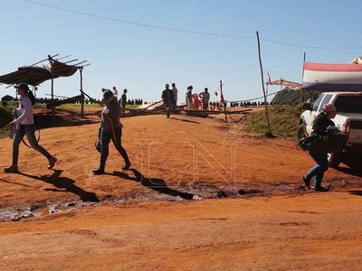 Campesinos abandonan tierras, pero amenazan con retornar