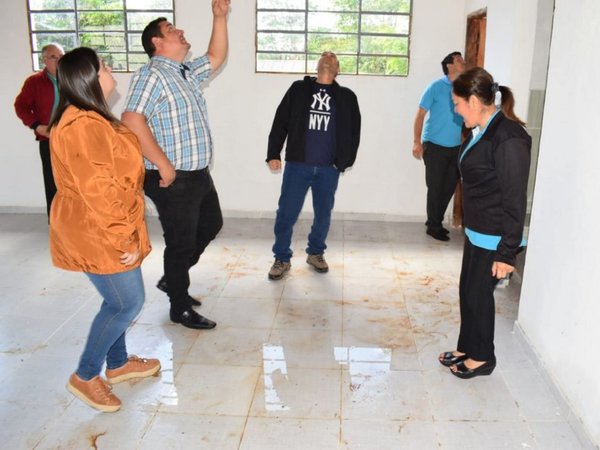 Guairá: A pocos días de su inauguración, aula se inundó