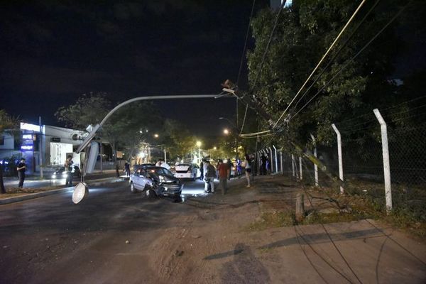Aparatoso accidente destruye vehículo y columna - Nacionales - ABC Color