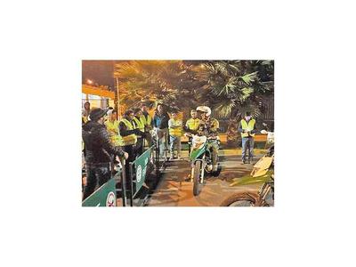 Chalecos amarillos protegen propiedades