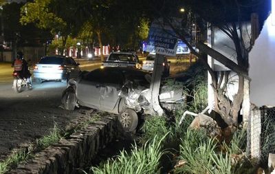 Aparatoso choque deja heridos leves sobre Aviadores - Nacionales - ABC Color