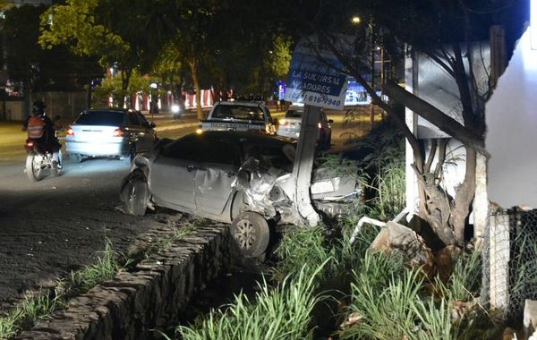 Aparatoso choque deja heridos leves sobre Aviadores - Nacionales - ABC Color