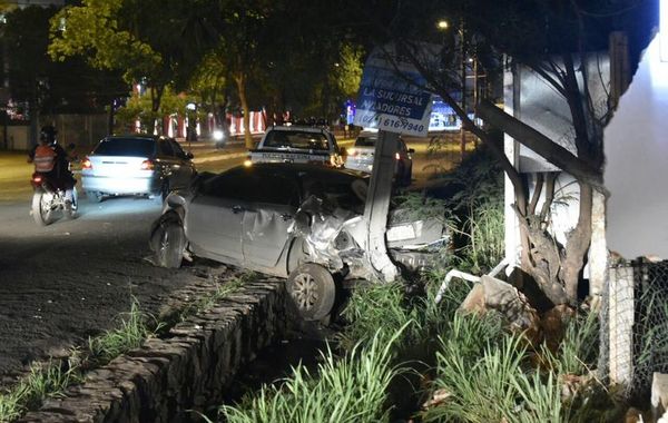 Aparatoso choque deja heridos leves sobre Aviadores  - Nacionales - ABC Color