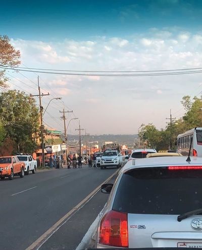 Chofer se encierra en su colectivo y ocasiona embotellamiento en Acceso Sur - Nacionales - ABC Color