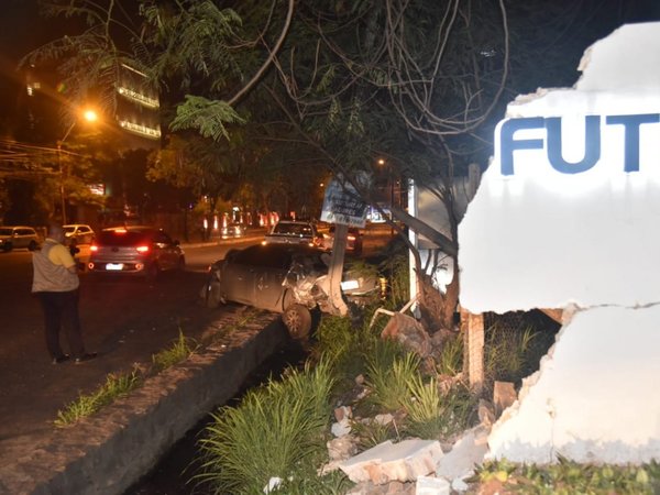 Vehículo chocó y fue a parar contra un salón velatorio