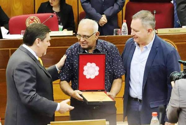 Homenaje al arpista luqueño Digno García en el Senado •