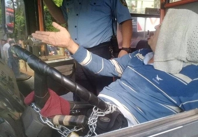 HOY / Chofer se encadena en el bus y retiene por minutos a pasajeros